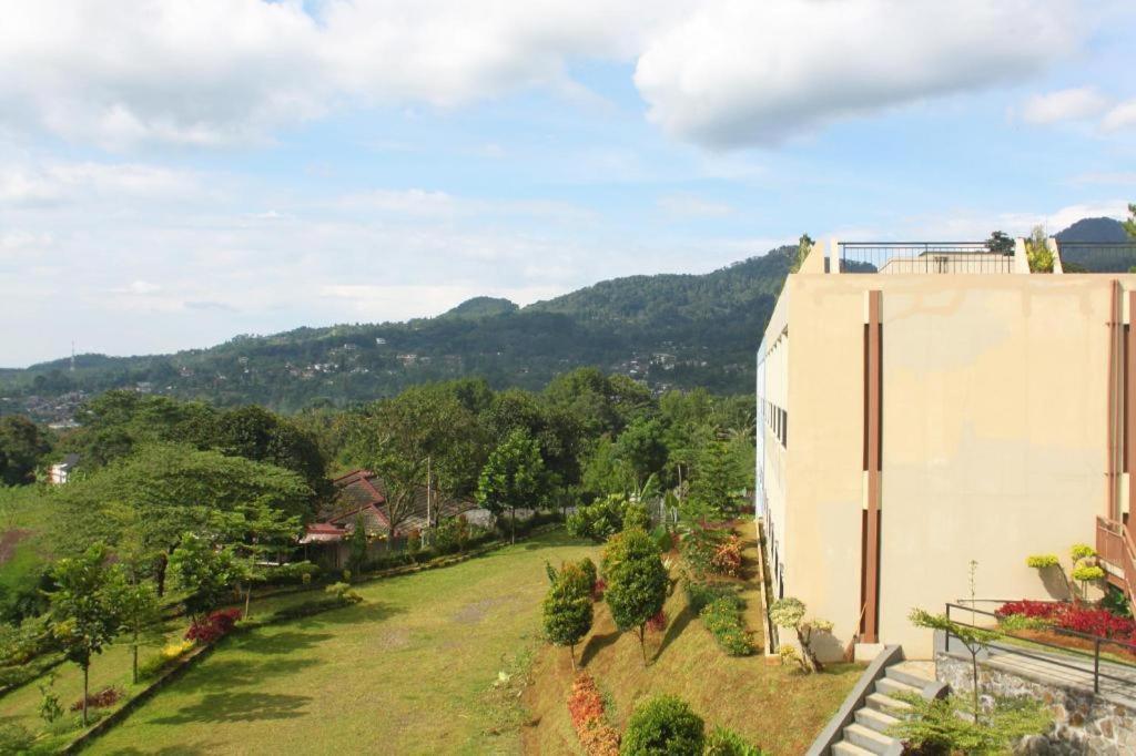 Graha Widjaja Hotel Puncak Exterior photo